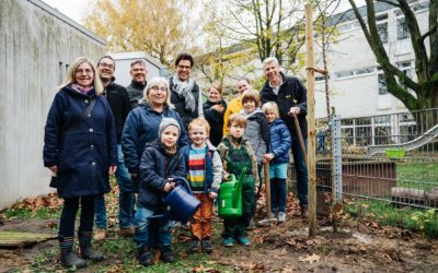 Lions pflanzen Apfelbäume für Kitas und Grundschulen